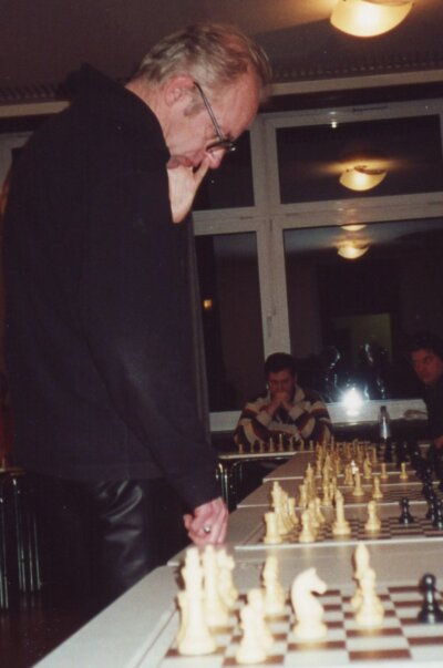 Dr. Robert Hübner